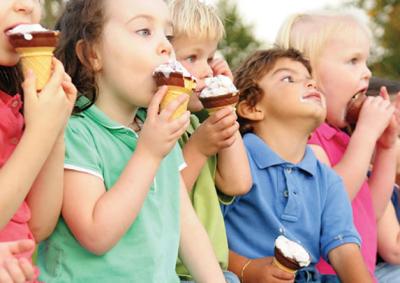 Children eating an icescream